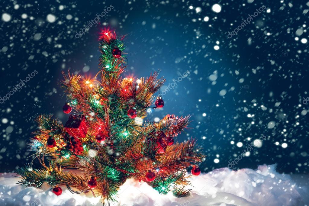 Árbol de Navidad con guirnalda de luces y decoraciones . — Foto de Stock