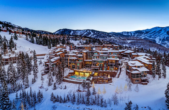 A group of buildings in a snowy area

Description automatically generated